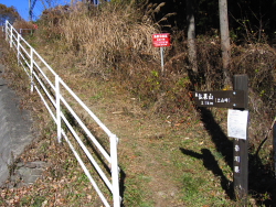 土山峠の登山道入り口