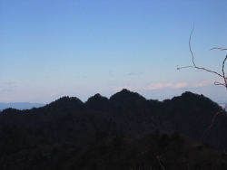 後方に三峯山が・・・