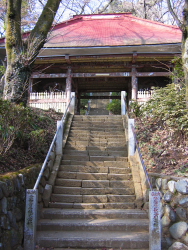 右手に長谷寺の山門を見ながら