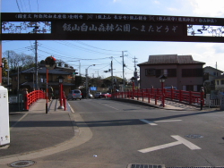 県道に出て左に進む