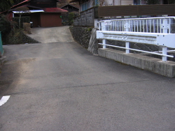 左に入れば白山への近道