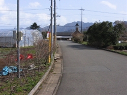 三角屋根の鳥居原園地が見えてきた