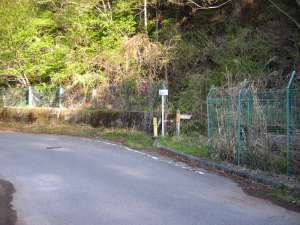 高畑山への登り口を右手に見て