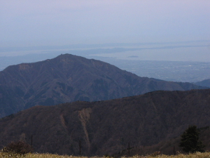 大山の向こうに江ノ島、三浦半島、房総半島が見えた