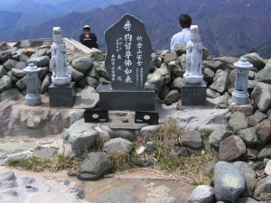 山頂の石碑