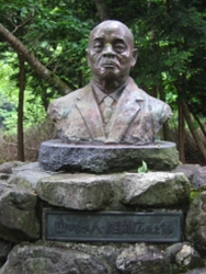 尾関廣先生の銅像