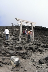 山頂直下の鳥居