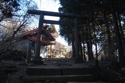 山頂にある鳥居