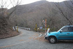 ゲートの前に車を停めました