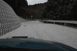 県道ではまだ雪が残っていたり