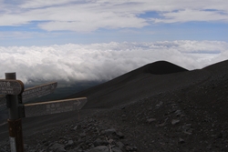 中央に見えているのが宝永山