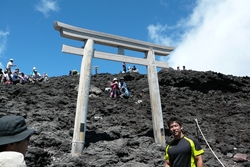 あの鳥居を潜れば山頂です