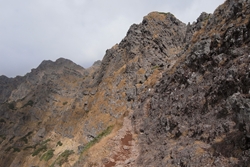 岩峰の左右を巻きながら進んでいく