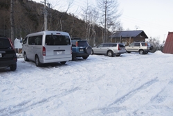 赤岳山荘の駐車場