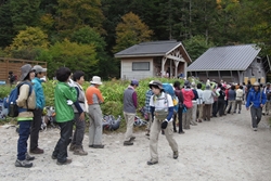 トイレにたくさんの人が並んでいます