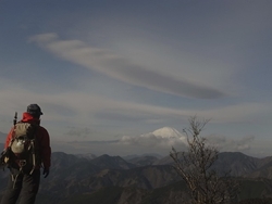 富士山を見る男