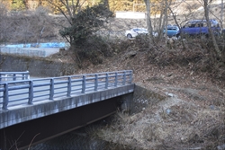 駐車場に停めている自分の車が見えた