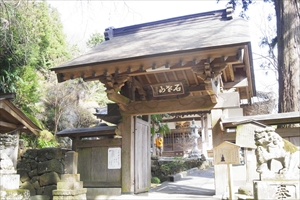 蛇木杉のすぐそばに顕鏡寺の山門...