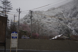 沢渡の駐車場から見える山々は白...