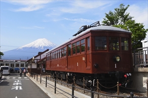 富士山をバックに駅前に置いてあ...