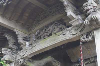 りっぱな彫刻がある。ここの神社...