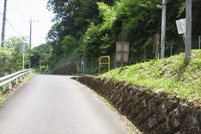 右から日向山への道が合流。...