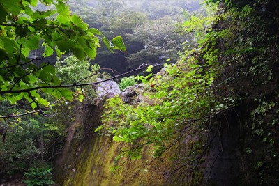 砂防ダムの下に降りることに成功...