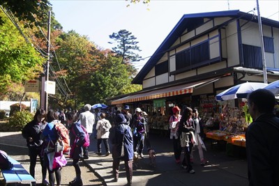 （ケーブルカーの）高尾山駅周辺...