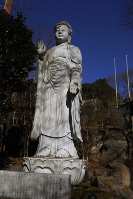 仏像・・・。この上にお寺がある...