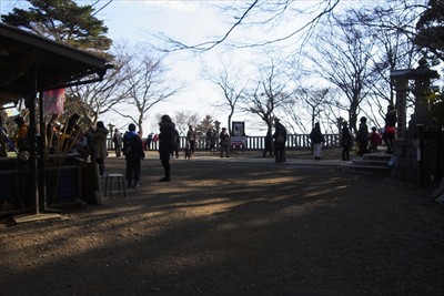 下社の下。さすがに人が多い。...