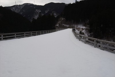 この橋を渡れば県道70号線にで...