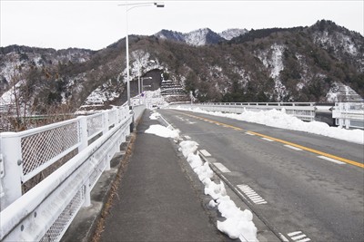 やまびこ大橋の上の歩道には雪は...