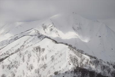 谷川岳方面。稜線はキレイに見え...