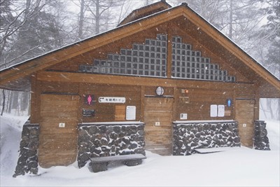 冬季トイレはこの建物に後ろ側に...