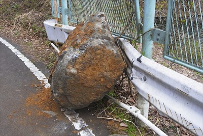 うぉ！　でっかい岩が落ちている...