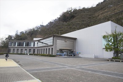 水とエネルギー館。ここで食事も...