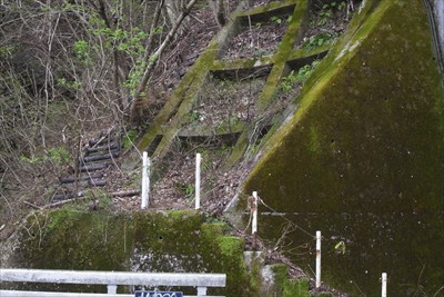 宮ヶ瀬トンネルの脇に気になる階...