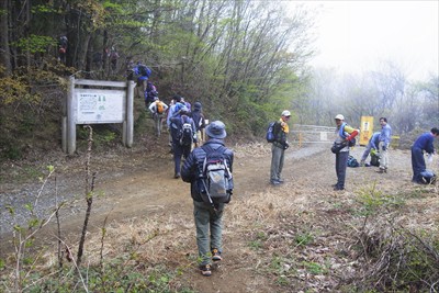 ・・・車道と交差する。再び登山...