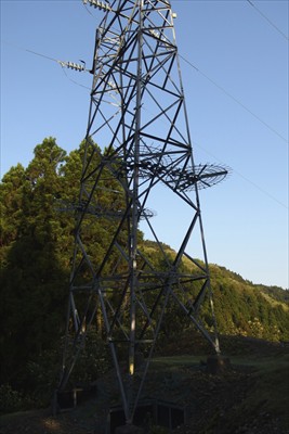 少し登ると鉄塔がある。...