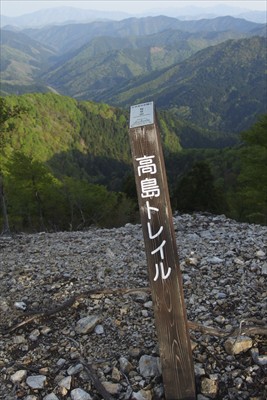 道標が今にも倒れそう・・・。こ...