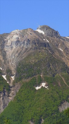 ズームインすると、山頂付近から...