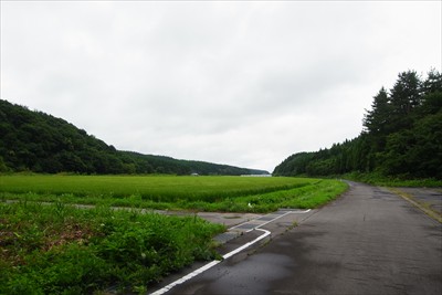 両側に尾根が続いてその２つの尾...