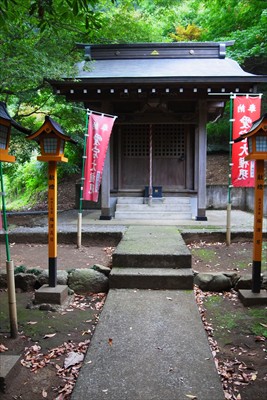 ここは広沢寺駐車場の隣にある愛...