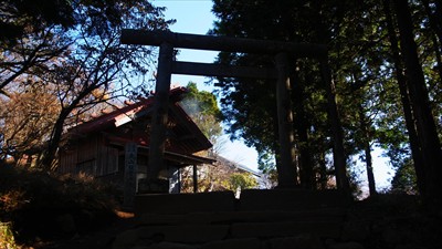 ・・・最後の鳥居をくぐると山頂...