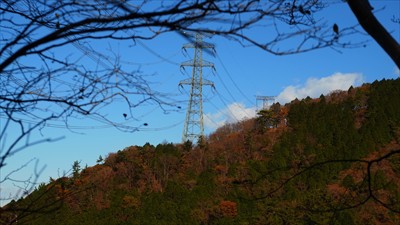 右側に新多摩線13号鉄塔が見え...