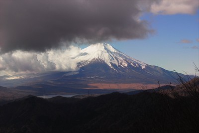 ぎりぎり富士山が見えるけど、上...