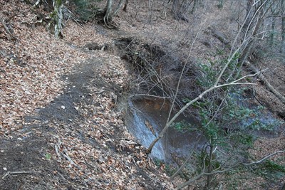 登山道の崖側が大きく崩れている...