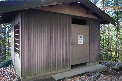 稲荷山のトイレは老朽化の為に使...