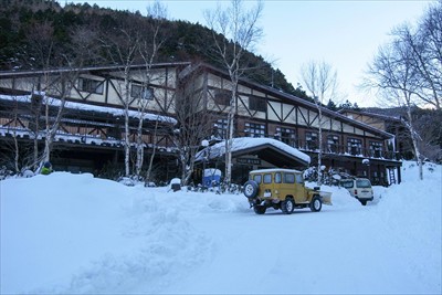 唐沢鉱泉。前に停まっている黄色...