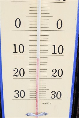 小屋前の温度計。−11℃くらい...